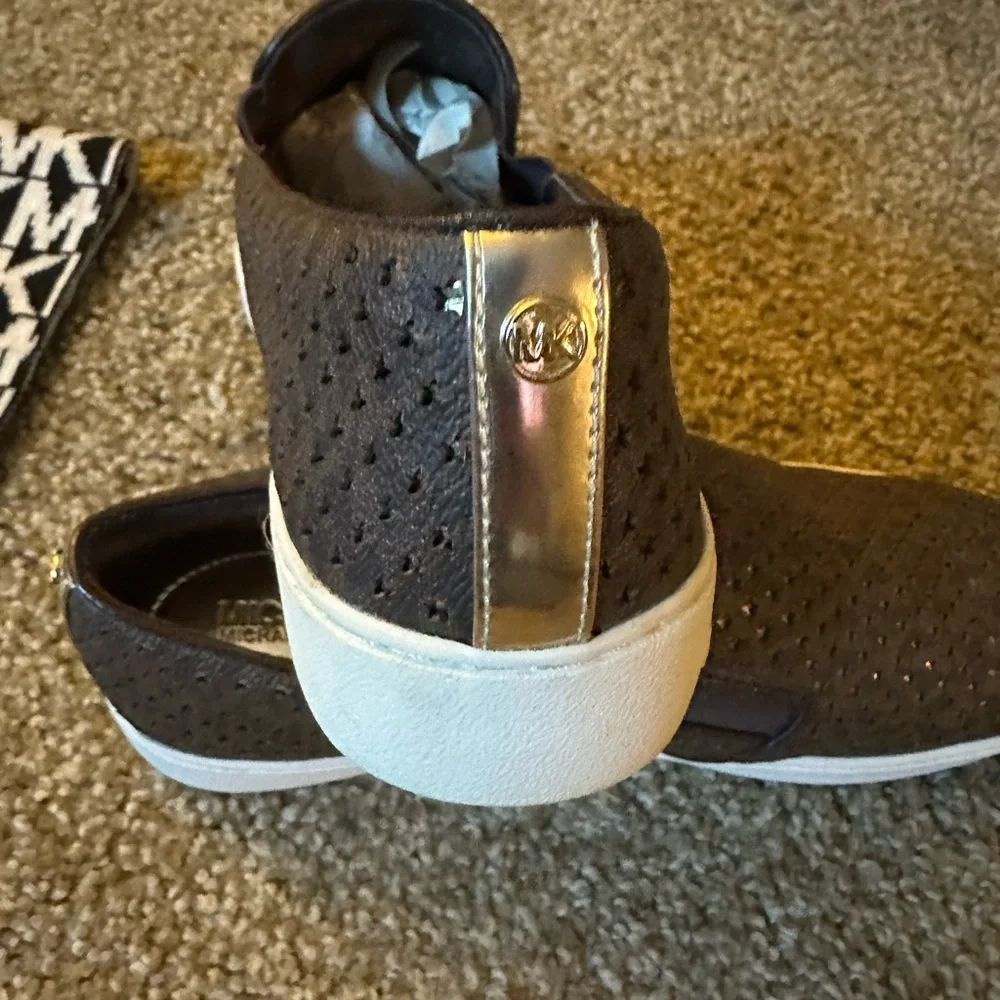 Beautiful brown suede Lake with gold accent, Michael Kors slides - Picture 4 of 6